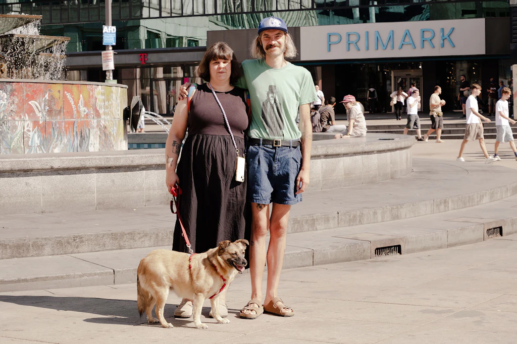 Rebecca und Mirko Ebert flanieren mit ihrem Hund über den Alexanderplatz