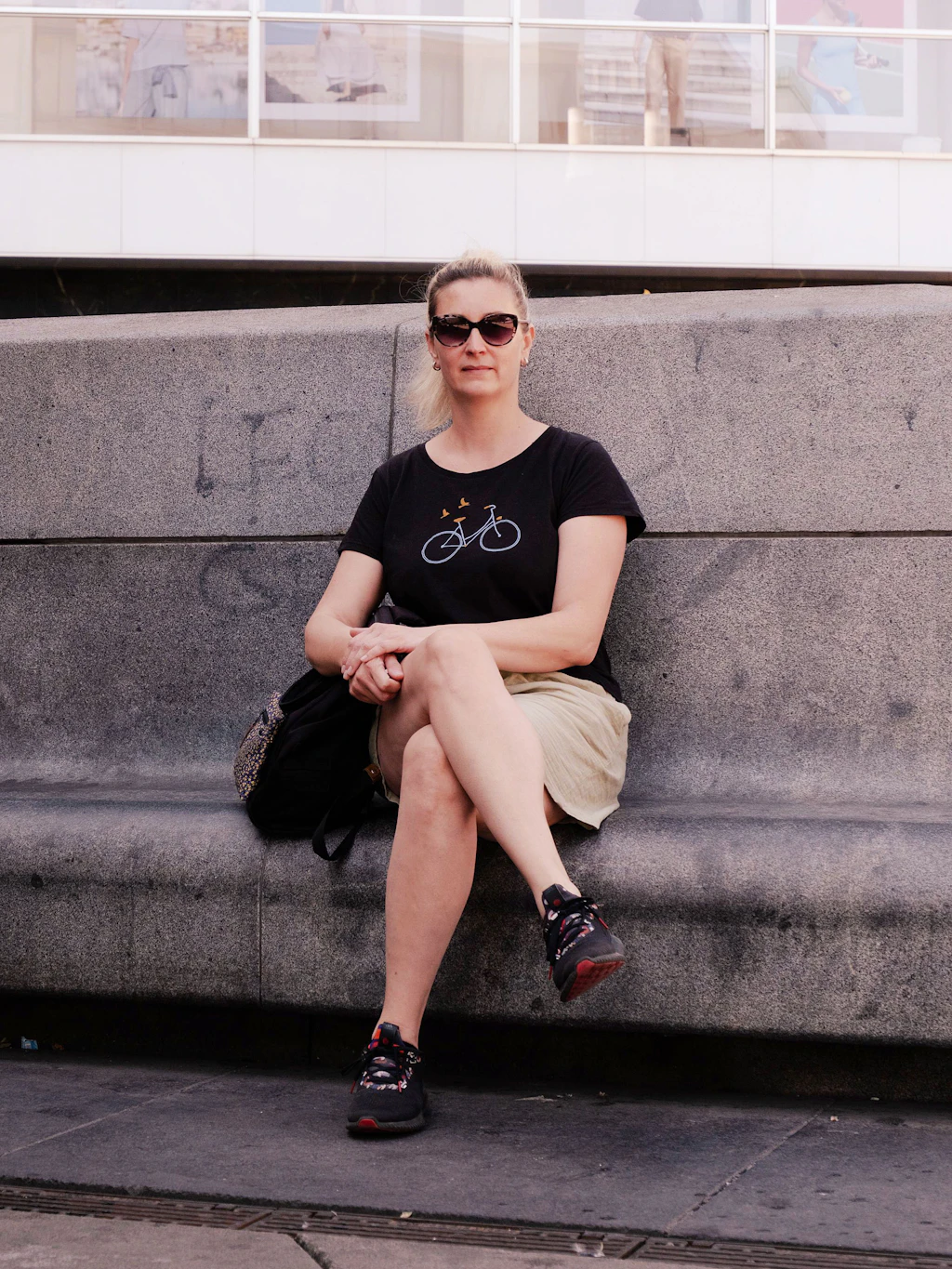 Am Alexanderplatz wartet Dragana Simic auf ihre Freunde, die sich gleich treffen wird.
