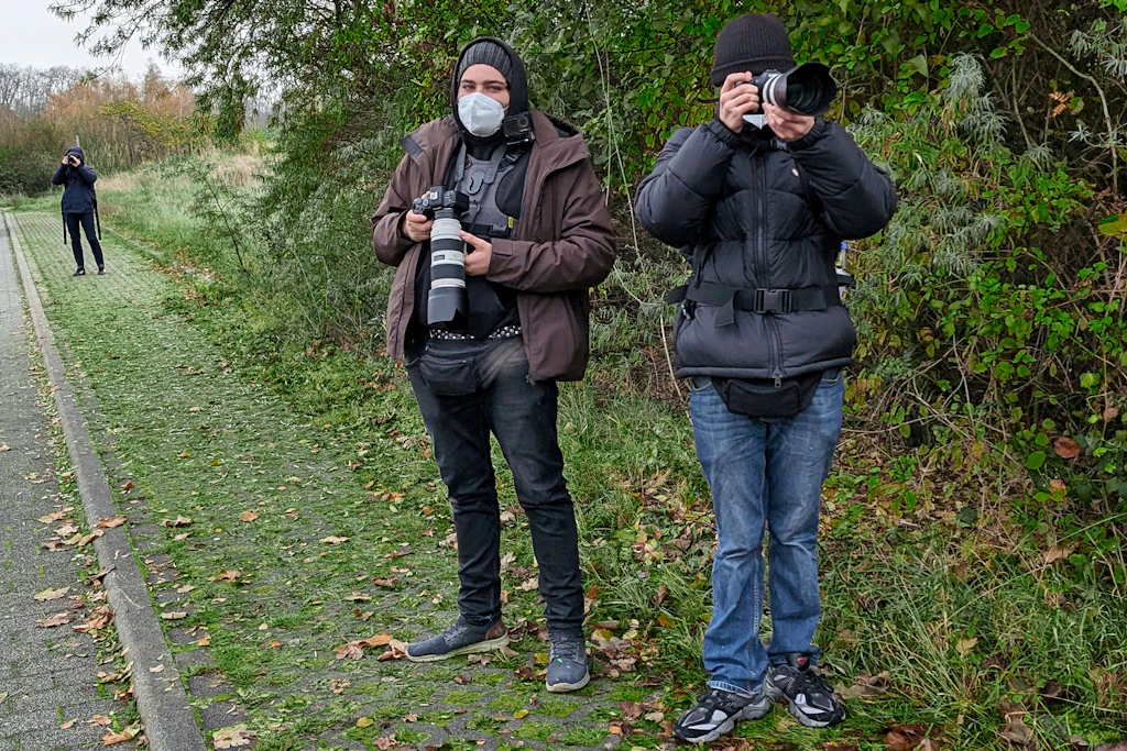 Fotografen, die am Eingang zur Halleschen Büchermesse „Seitenwechsel“ im November 2025 Besucher aufnehmen, um sie an den digitalen Pranger zu stellen, wollen selber unerkannt bleiben.