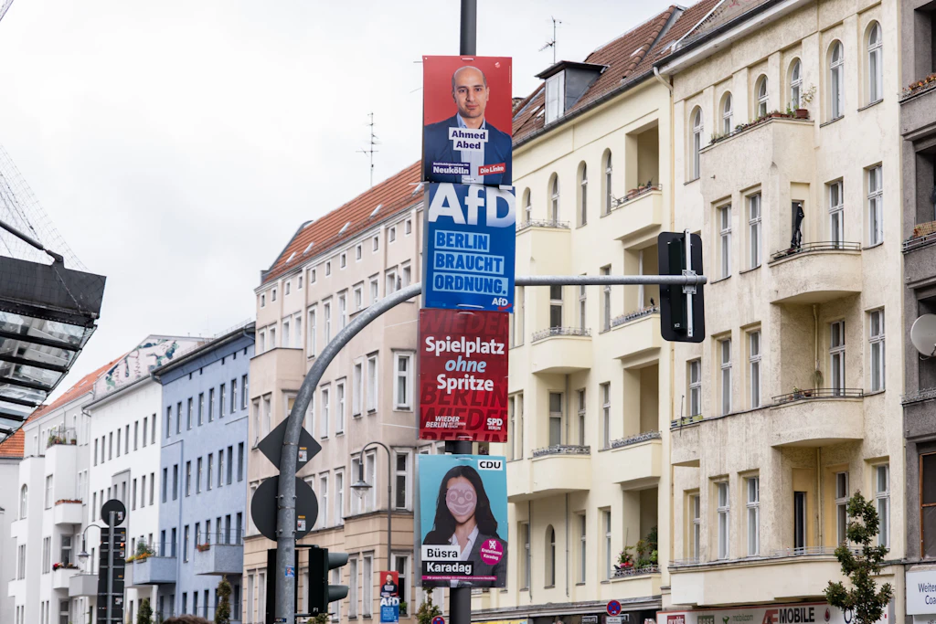 Wahlplakate in der Karl-Marx-Straße in Berlin Neukölln.