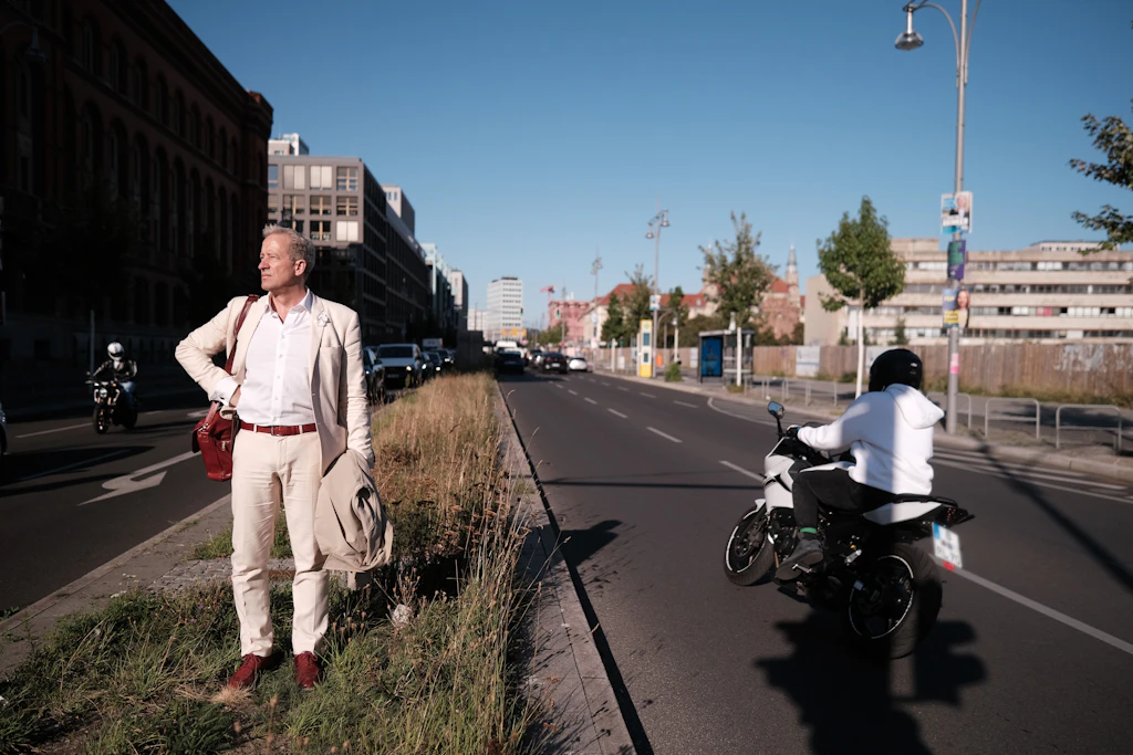 Grünstreifen statt Gehweg: Goebel an der Grunerstraße. Solche Verkehrsschneisen trennen für ihn die Mitte in Hälften, die nicht mehr zusammenfinden.