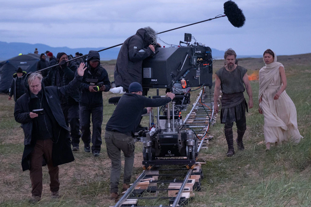 Regisseur Christopher Nolan mit Matt Damon als Odysseus und Zendaya als Athene am Set von „The Odyssey“.