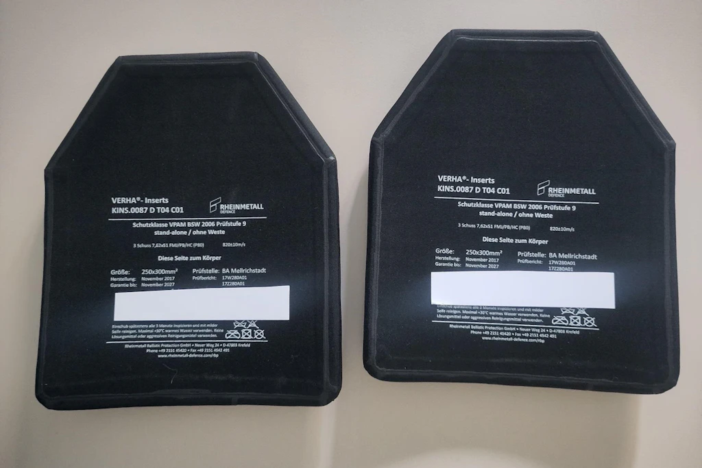 Diese Platten der Schutzklasse VPAM 9 gehören in eine Schutzweste.