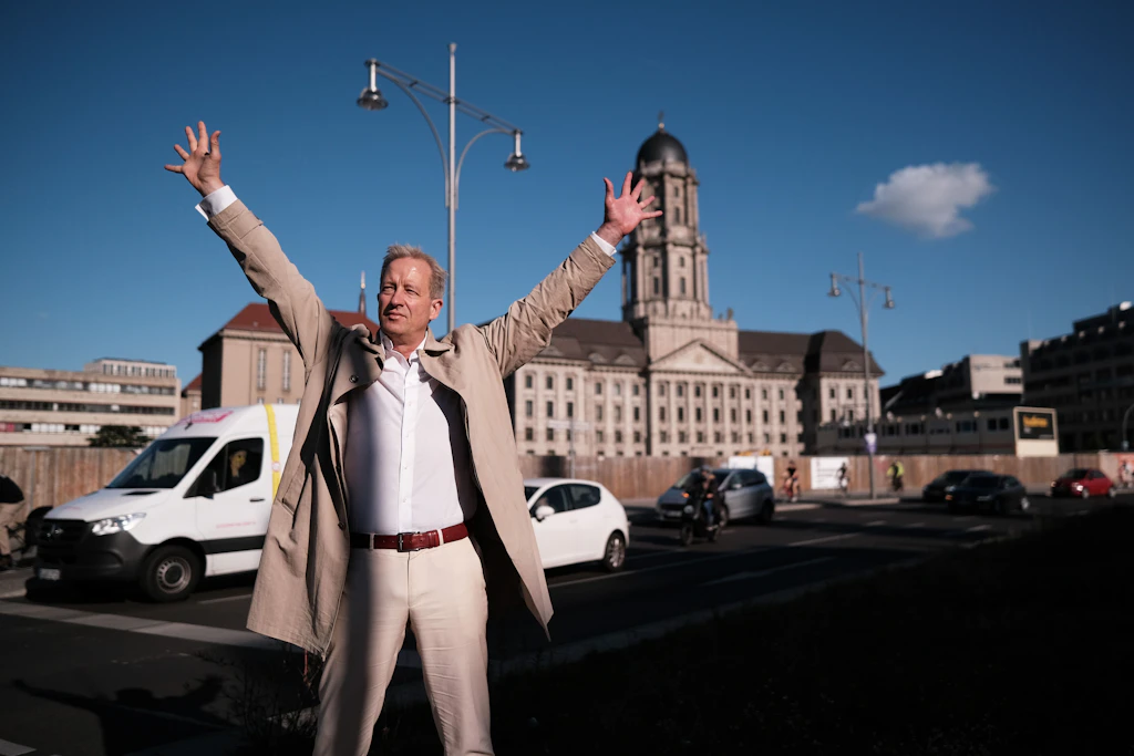 Hier soll wieder Stadt entstehen: Benedikt Goebel von der Stiftung Mitte Berlin am Molkenmarkt, im Hintergrund das Alte Stadthaus.