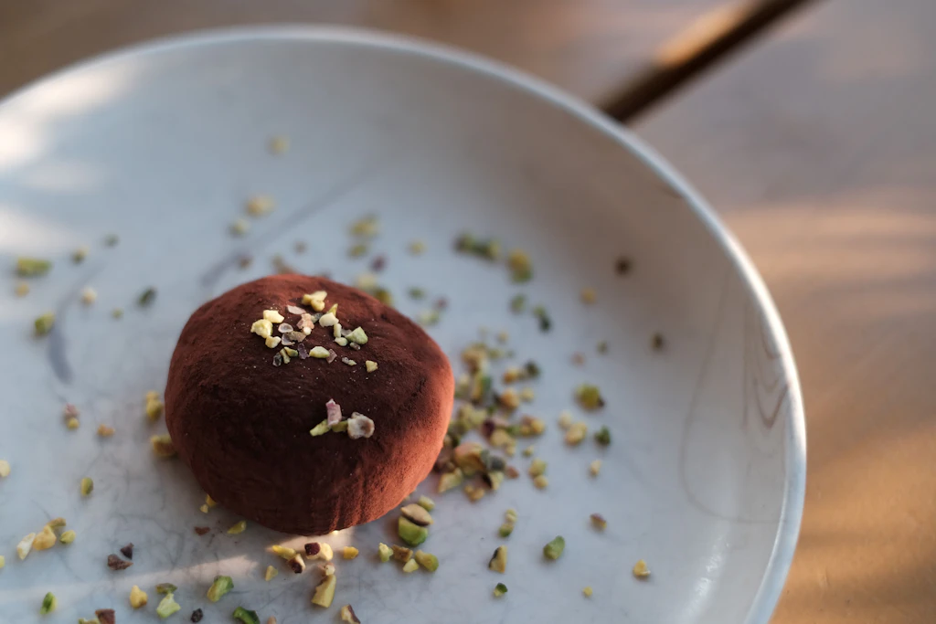 Das Dessert Duzzonku ist an den Dubaischokoladen-Trend angelehnt.