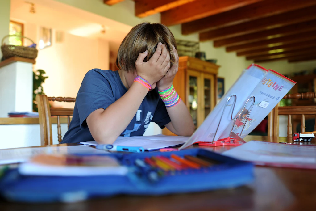 Viele Kinder sind negativen Einflüssen ausgesetzt (Symbolbild). Schlechte Schulleistungen oder Schulverweigerung geht es bei Inpeos in Chemnitz systemisch an die Wurzeln.
