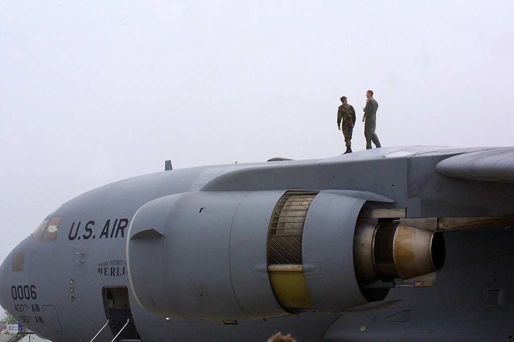 Eine Boeing C-17A Globemaster III ist nicht unauffällig. Warum landete das US-Militärflugzeug in Moskau?