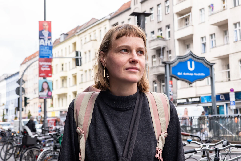 Sarah S. vor den Neukölln-Arkaden in der Karl-Marx-Straße.