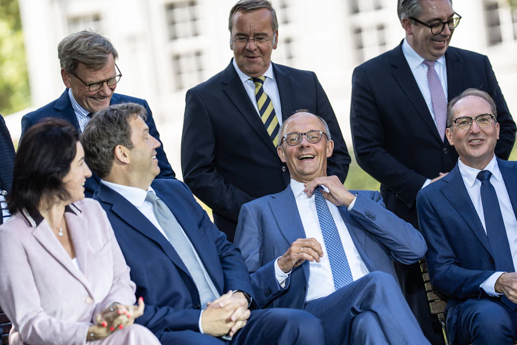 Gute Laune auf Schloss Neuhardenberg: Bundeskanzler Friedrich Merz und seine Minister haben scheinbar Grund zur Freude.