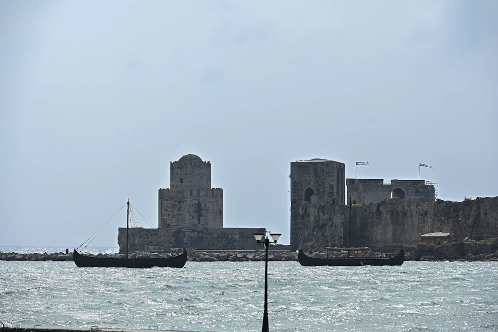 Schiffe für die Dreharbeiten zu „The Odyssey“ vor der Festung von Methoni. Der griechische Drehort soll Teil der geplanten Odysseus-Route werden.