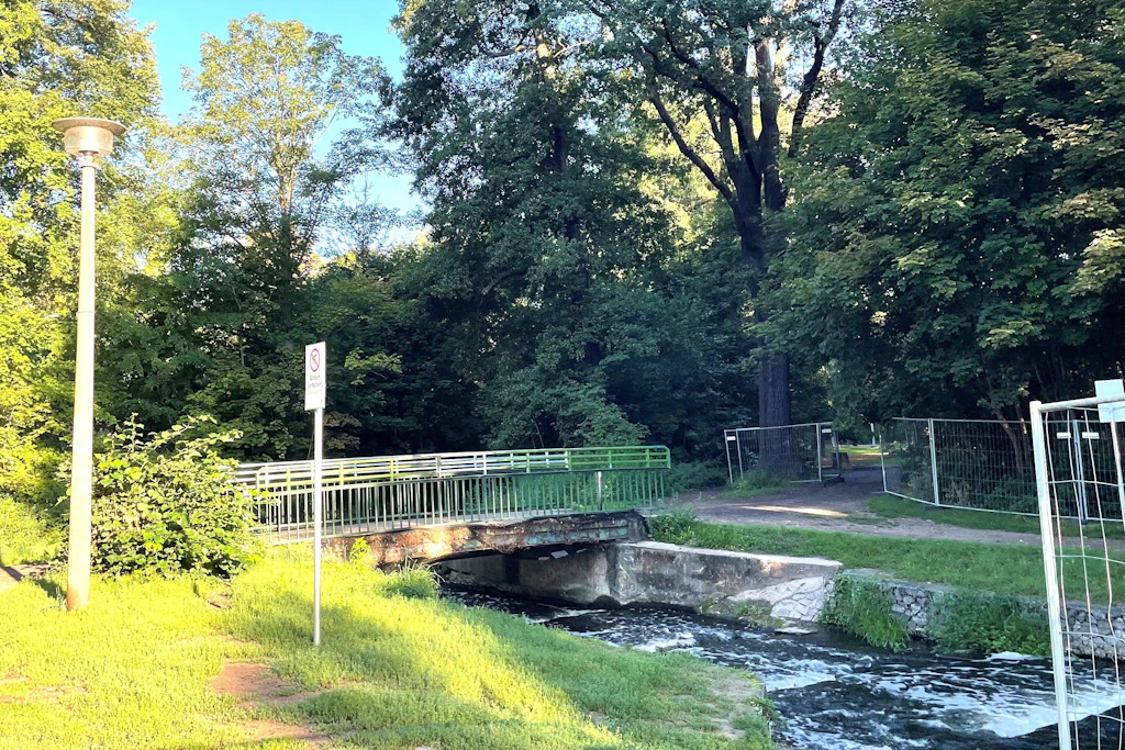 Baustelle an der Brücke im Schlosspark Pankow. Kleine Brücke, große Umwege.