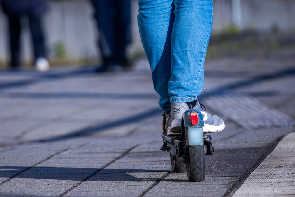 Viele Berliner setzen statt eines eigenen E-Bikes lieber auf gemeinsam genutzte Mobilitätsangebote wie E-Scooter, Leihfahrräder oder den öffentlichen Nahverkehr.