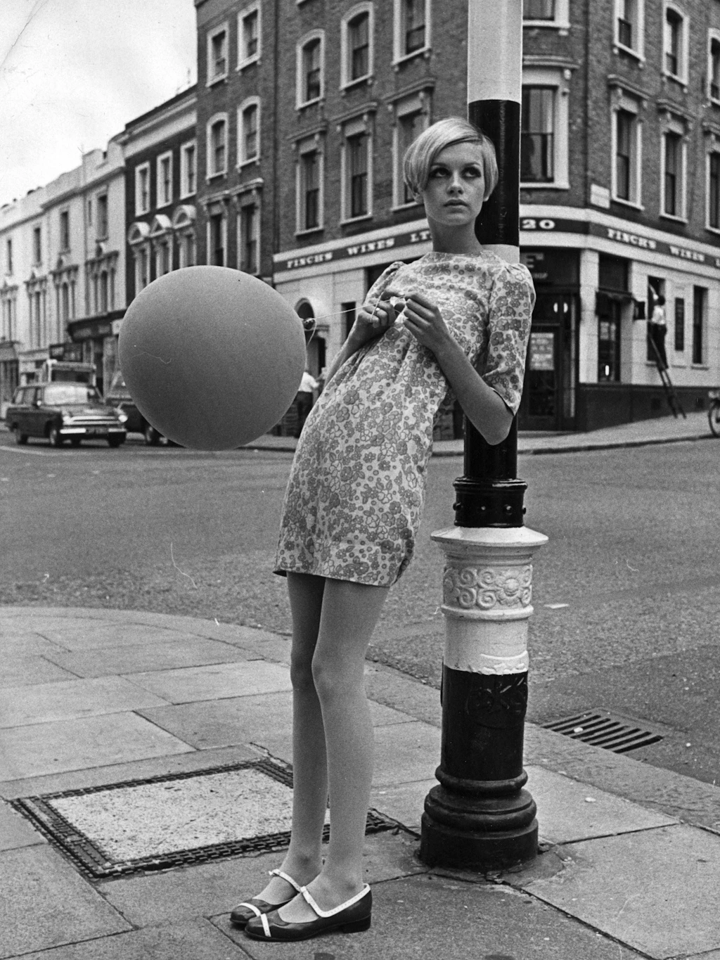 Twiggy, das Gesicht der Swinging Sixties, trug Mary-Janes zu Minikleidern und machte den Schuh zum Symbol einer ganzen Generation.