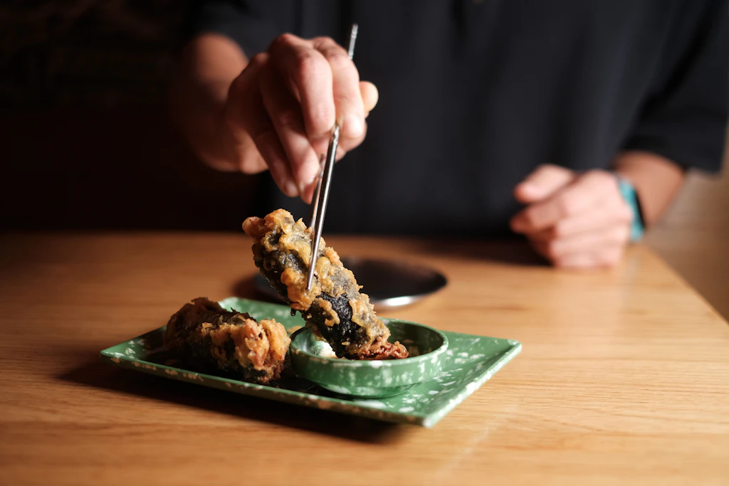 Als Vorspeise gibt es Gimmari, beliebte koreanische Streetfood-Snacks aus Glasnudeln, die in Seetang gewickelt, in Teig getaucht und goldbraun frittiert werden.