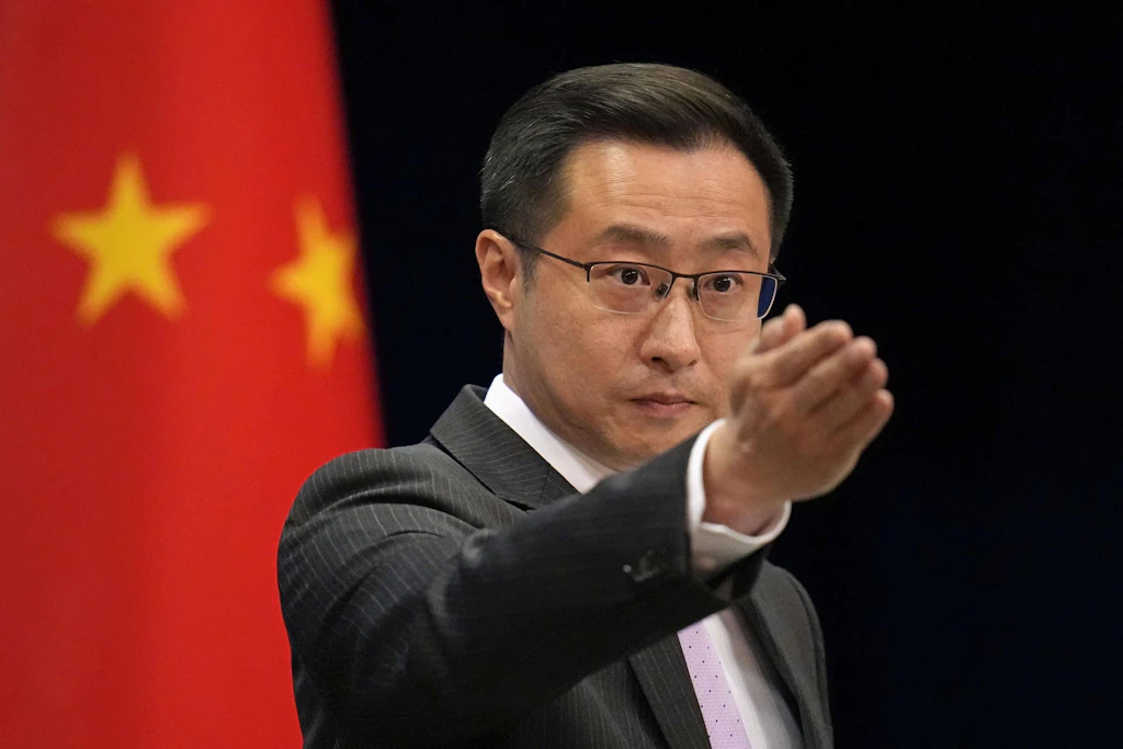 Chinas Außenamtssprecher Lin Jian bei einer Pressekonferenz in Peking.