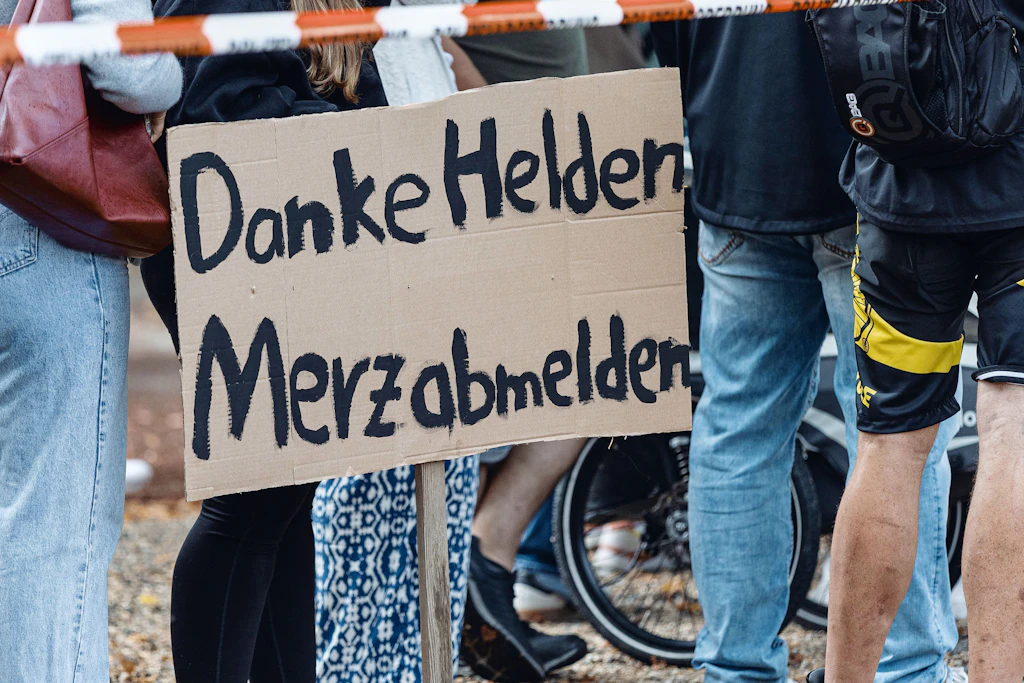 Bundeskanzler Merz besucht H¸rtgenwald, 22.8.2026 Nach dem verheerenden Waldbrand hat Bundeskanzler Friedrich Merz als ersten Termin nach seinem Urlaub die Gemeinde H¸rtgenwald im Kreis D¸ren besucht. Er sah sich den Brandort an und gab im ehemals evakuierten Ort Gey ein Statement ab. Darin betonte er, mit dem Landrat des Kreises D¸ren st‰ndig in Kontakt gewesen zu sein. Es sei abgesprochen gewesen, dass Merz erst nach seinem Urlaub und nach dem Lˆschen des Brandes an den Ort kommt. Begleitet wurde der Besuch von Protesten, die dem Kanzler vorwarfen, nur aus PR-Gr¸nden nach H¸rtgenwald zu kommen. H¸rtgenwald Gey NRW Deutschland *** Chancellor Merz Visits H¸rtgenwald, August 22, 2026 Following the devastating wildfire, Chancellor Fr Copyright: xSebastianxDerixx