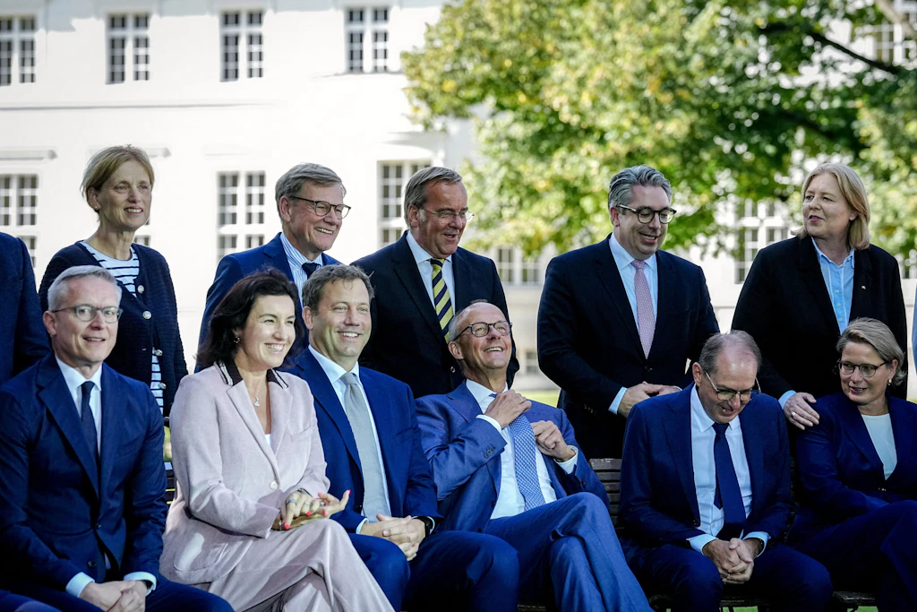 Bundeskanzler Friedrich Merz (vorn, 3.v.r., CDU)&nbsp;und Kabinettsmitglieder bei der Klausurtagung der Bundesregierung