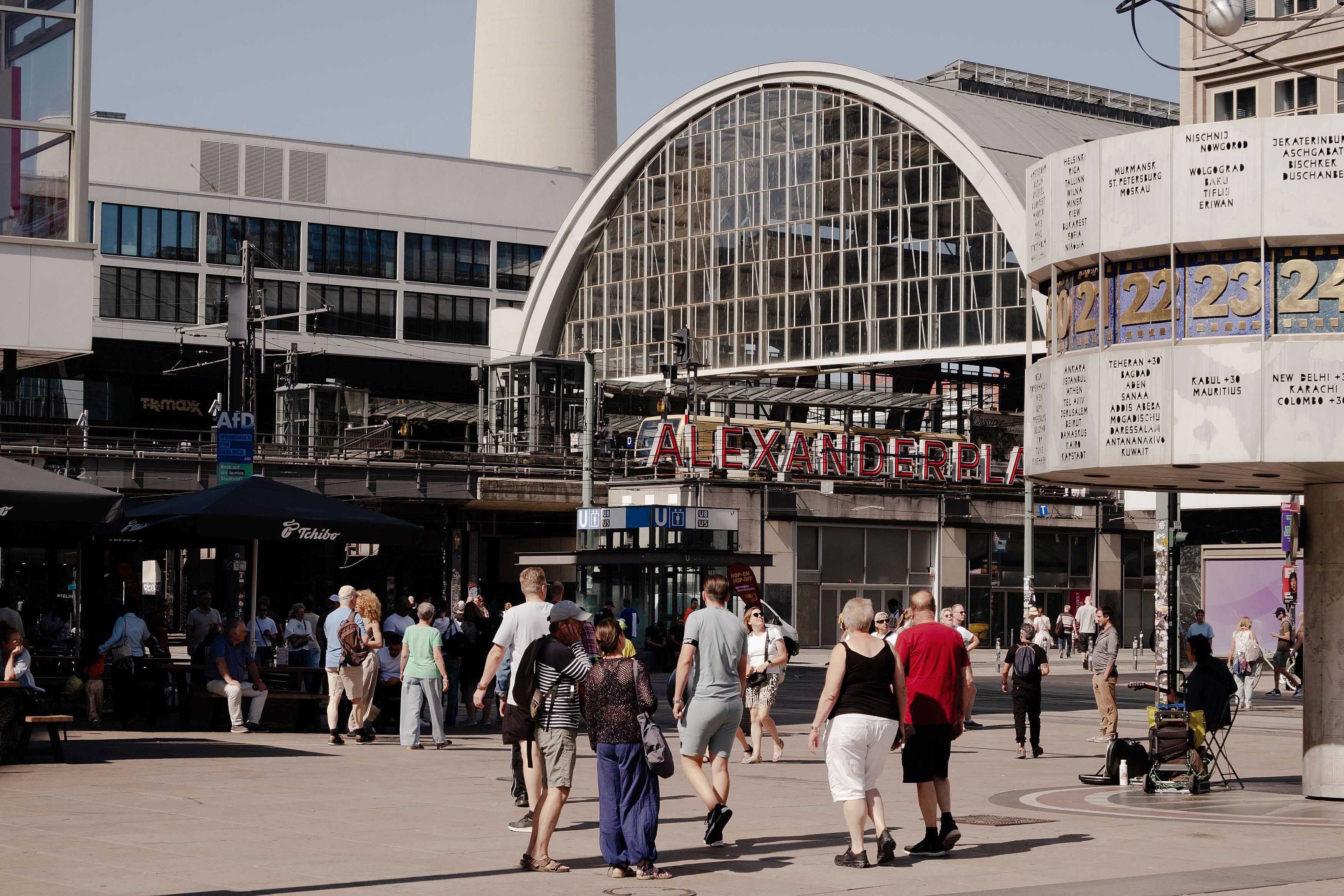 „Die Schere geht einfach krass auseinander“: Unterwegs zwischen Alexanderplatz und Moabit