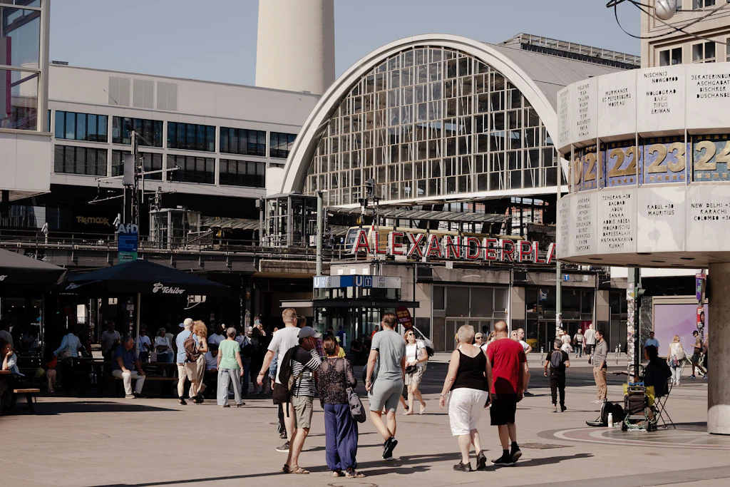 Blick auf den S-Bahnhof des Alexanderplatzes und auf die Urania- Weltzeituhr (rechts).