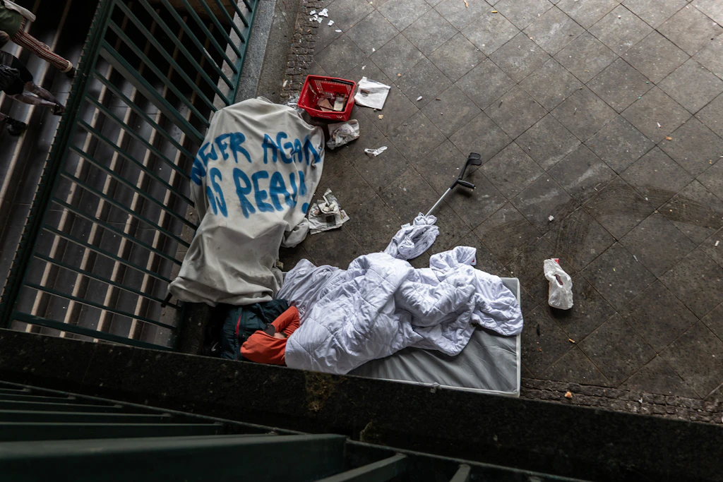 Ein Obdachloser schläft am Kottbusser Tor in Kreuzberg.
