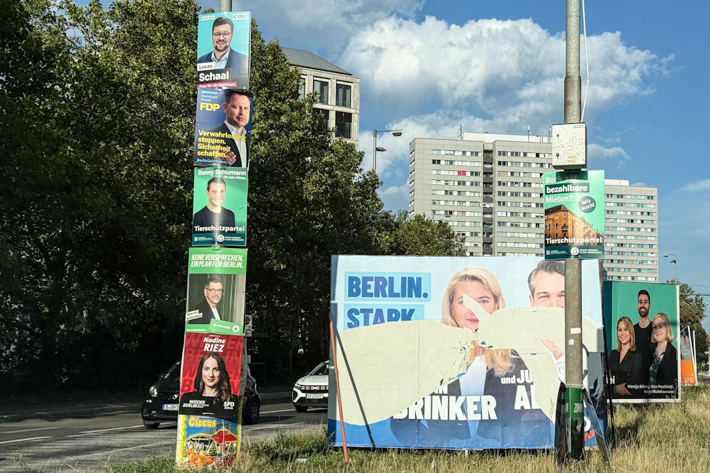 Berlin: teilweise zerstörte Wahlplakate an der Leipziger Straße