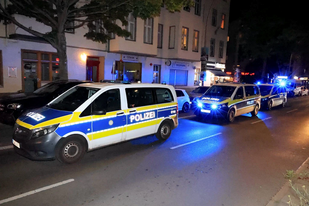 Vor einer Bar in Schöneberg wurde eine Person durch Messerstiche verletzt.