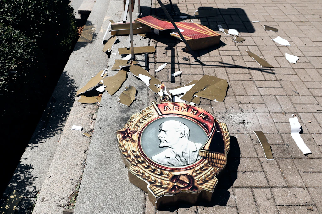 Zerstörung nach einem ukrainischen Drohnenangriff auf eine Kunstinstallation am Leninplatz in Donezk.
