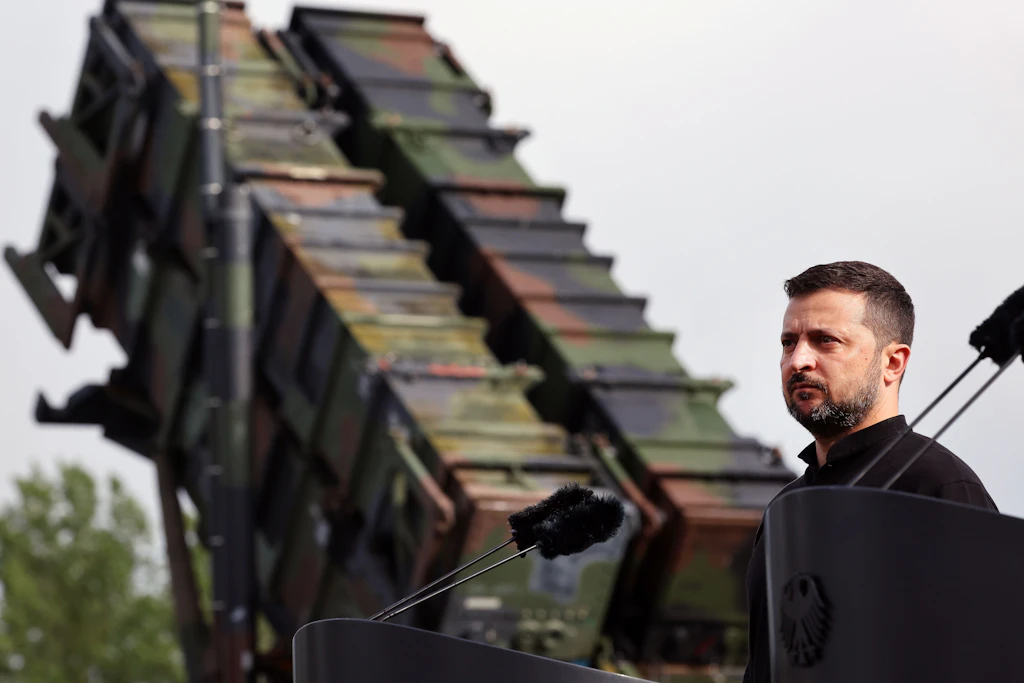 Wolodymyr Selenskyj, Präsident der Ukraine, steht bei seinem Besuch auf einem Truppenübungsplatz vor einem Flugabwehrraketensystem vom Typ „Patriot“.
