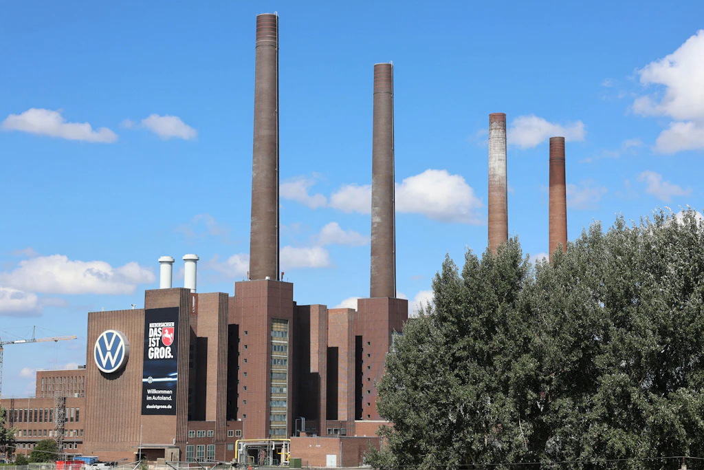 Das Volkswagen-Stammwerk in Wolfsburg. Heute kommen Pendler mit dem ICE in einer Stunde von Berlin in die VW-Stadt. Ab 2. Oktober dauert die Reise rund drei Stunden.