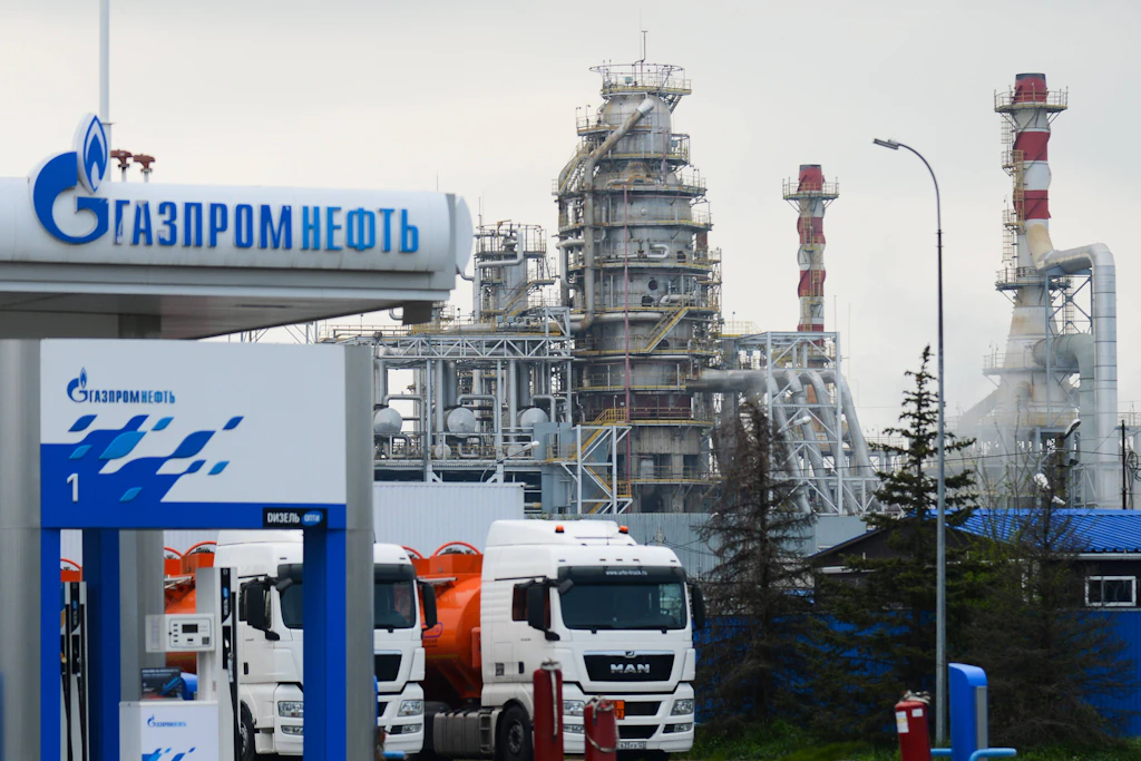 Eine Tankstelle bei der Afipsky-Ölraffinerie im russischen Gebiet Krasnodar