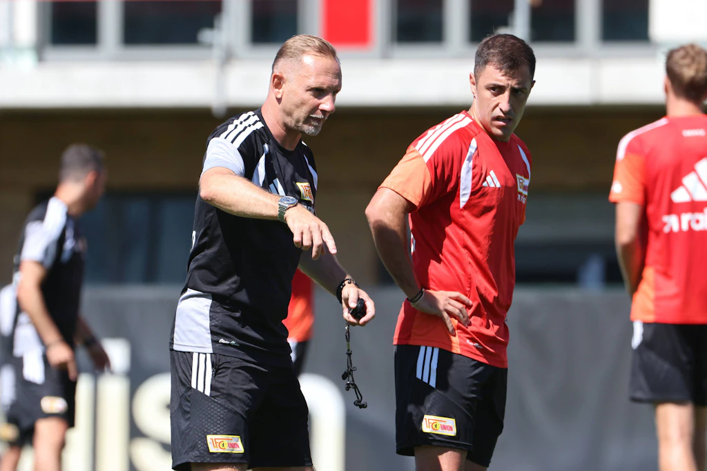 Trainer Mauro Lustrinelli (l.) zeigt Josip Juranovic, was er von ihm sehen möchte.