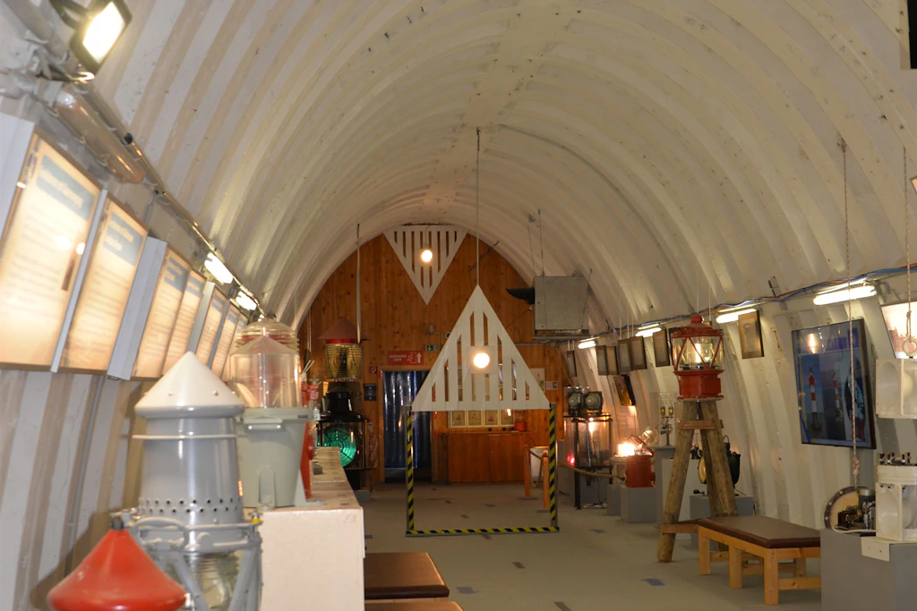 Einer der drei großen früheren Marineführungsbunker der DDR mit einer Seezeichen-Ausstellung
