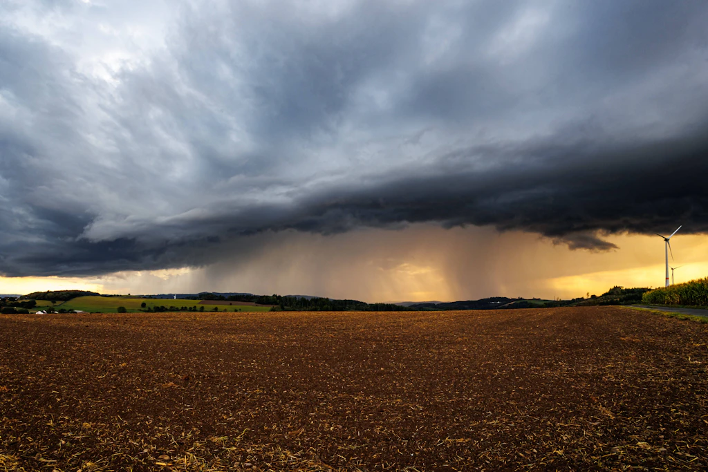 Eine Gewitterfront zieht über ein abgeerntetes Feld. Ab Donnerstag erwartet der Deutsche Wetterdienst schwere Gewitter mit Starkregen und Hagel. (Symbolbild)