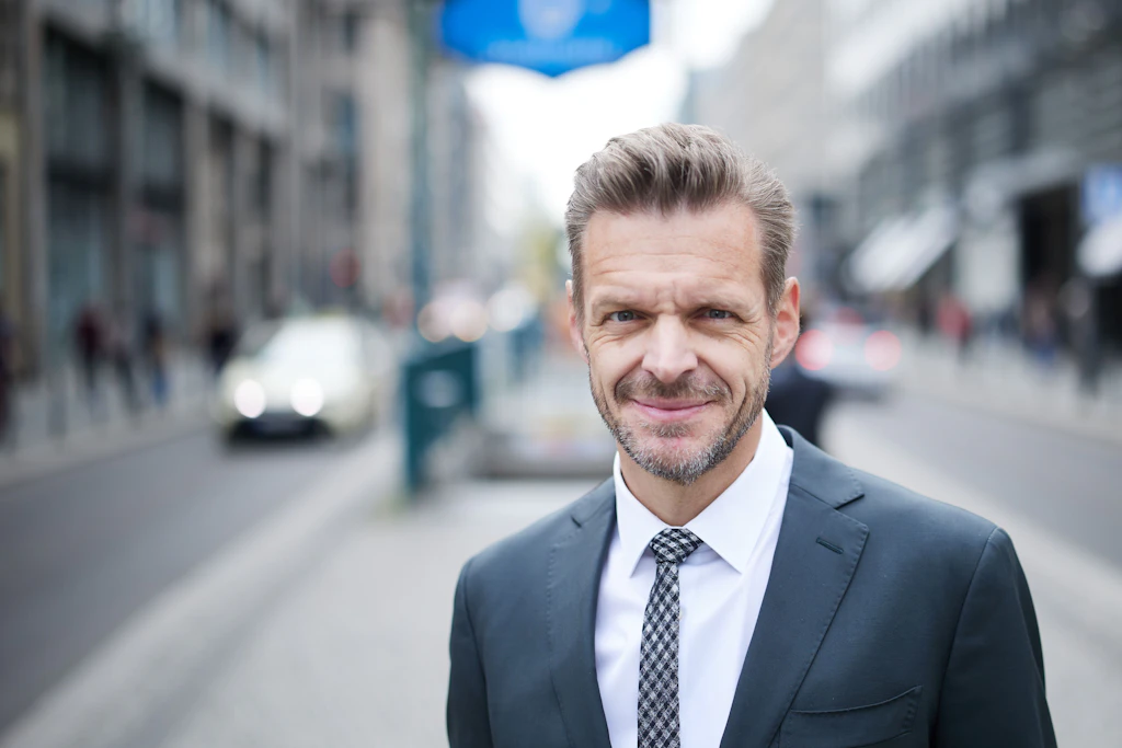 Der Autor, Kabarettist und Kolumnist Florian Schroeder hat mal wieder ein Social Media-Video aufgenommen und zeigt es dabei dem gemeinen Ossi aber mal so richtig. Hier gibt es eine steife Brise von vorn!