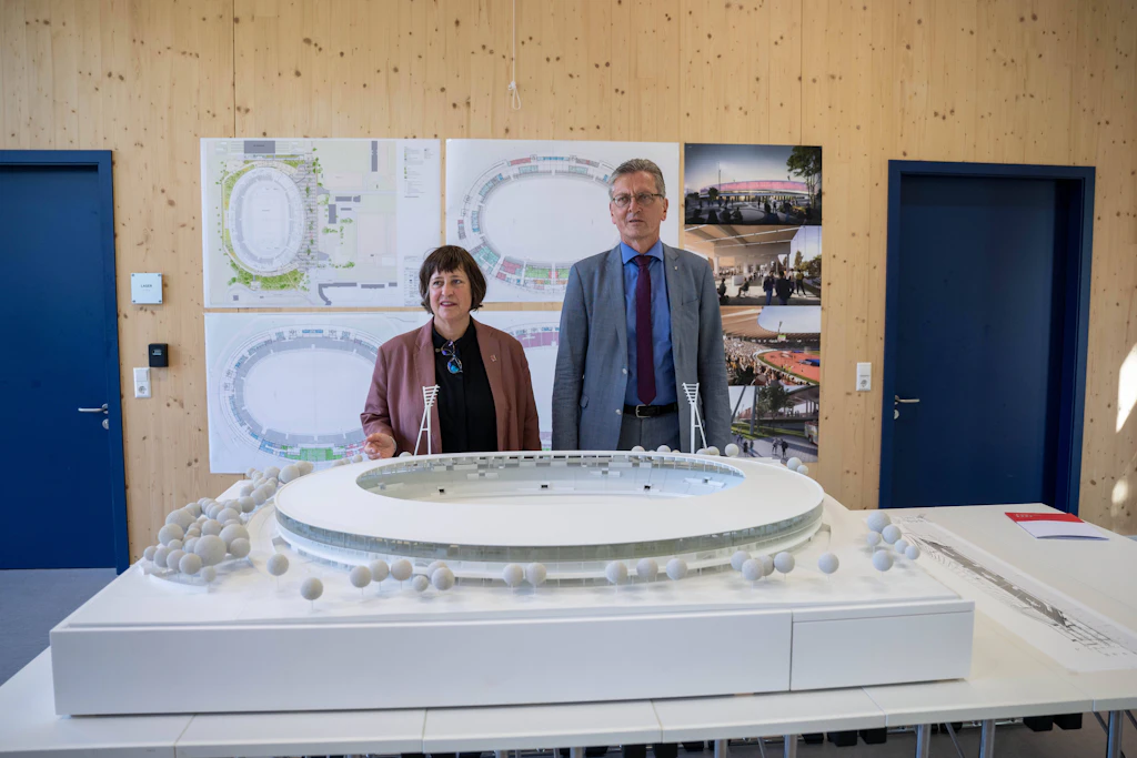 Presserundgang im August im Friedrich-Ludwig-Jahn-Sportpark, der zu einem inklusiven Sportpark ausgebaut wird, im Bild: v. l. Franziska Becker Staatssekretärin für Sport, Christian Gaebler, Senator für Stadtentwicklung, Bauen und Wohnen, vor dem Model des neuen Stadions.