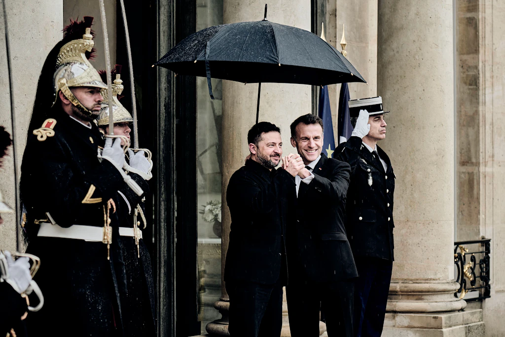 Frankreichs Präsident Emmanuel Macron empfängt den ukrainischen Präsidenten Wolodymyr Selenskyj zu einem Arbeitsessen im Élysée-Palast in Paris.