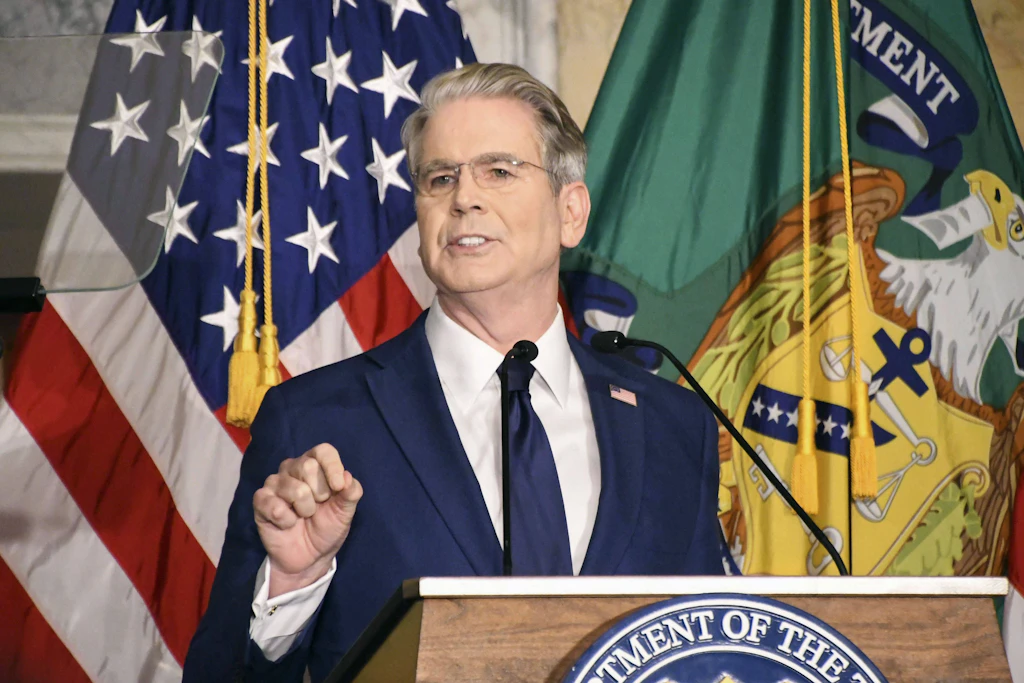 Bei dieser Pressekonferenz am 24. August 2026 in Washington wandte sich US-Finanzminister Scott Bessent an Irans Soldaten – und erinnerte sie an den Fall der Berliner Mauer.