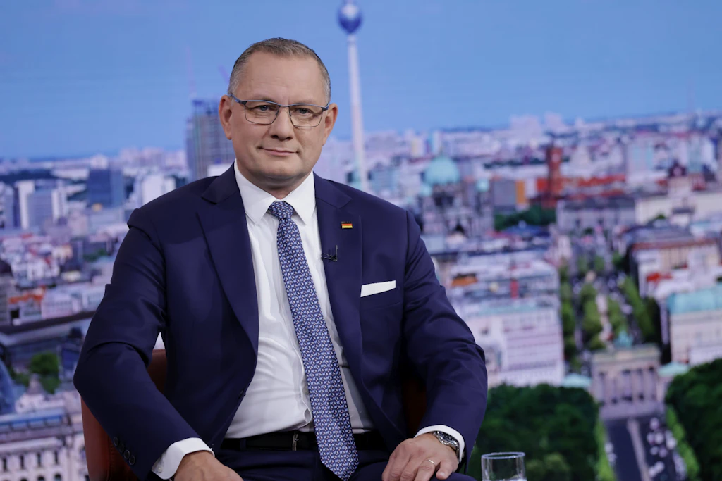 Machte im ARD-Sommerinterview sein Misstrauen gegenüber dem Instrument der Briefwahl deutlich: AfD-Bundessprecher Tino Chrupalla.