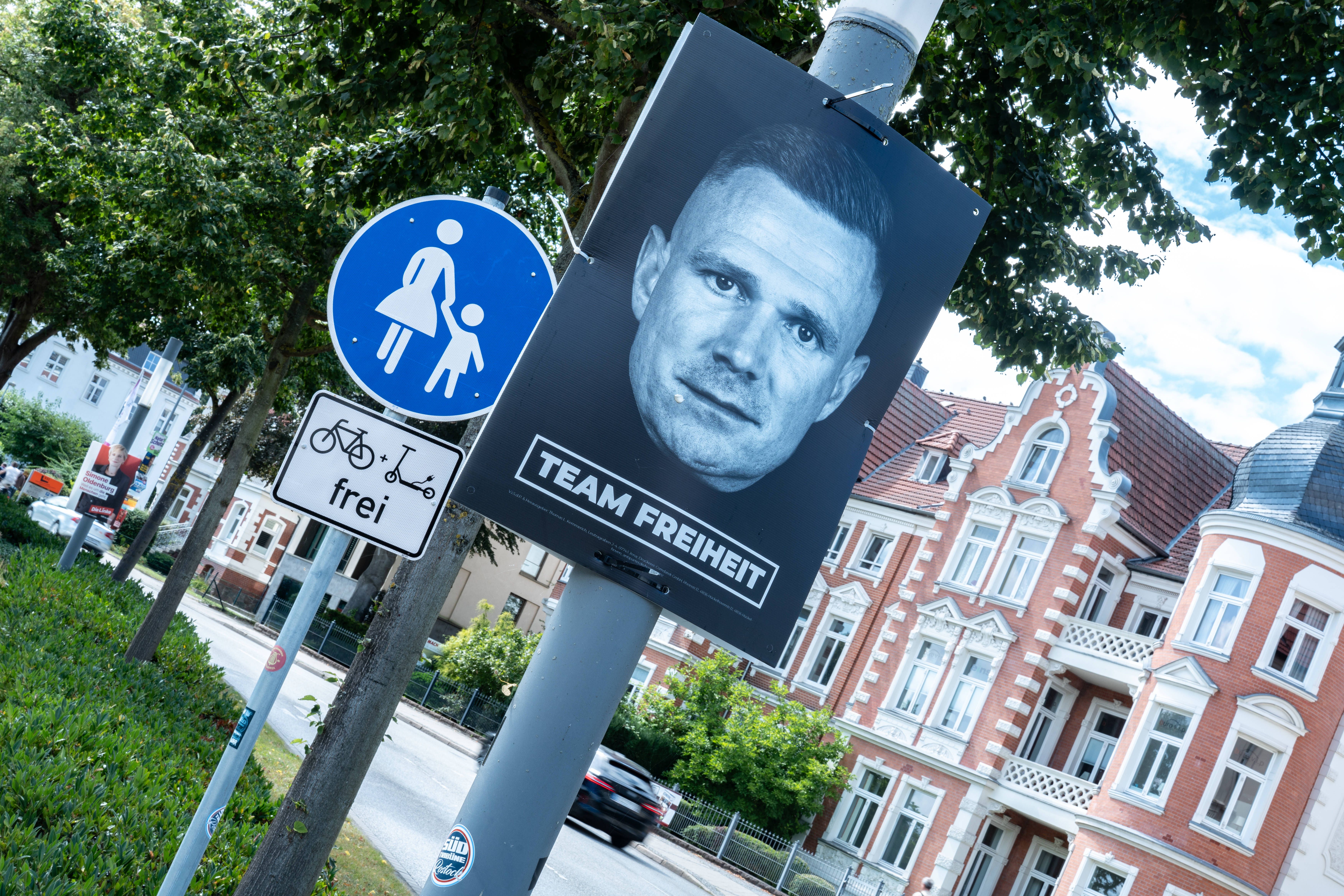 Selten war Polizeiarbeit so einfach: Wie zwei Wahlplakat-Zerstörer ihre eigene Festnahme organisierten