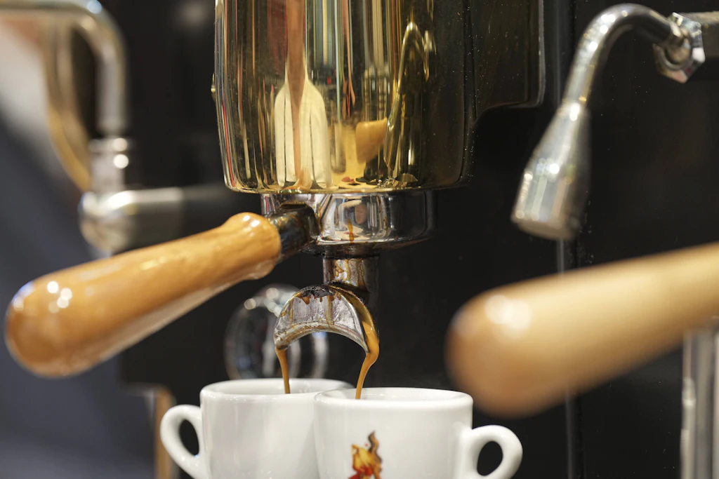 Zwei Tassen unter dem Siebträger: In Italien wird der Espresso traditionell im Stehen an der Bar getrunken – in Cossato für 70 Cent. (Symbolbild)