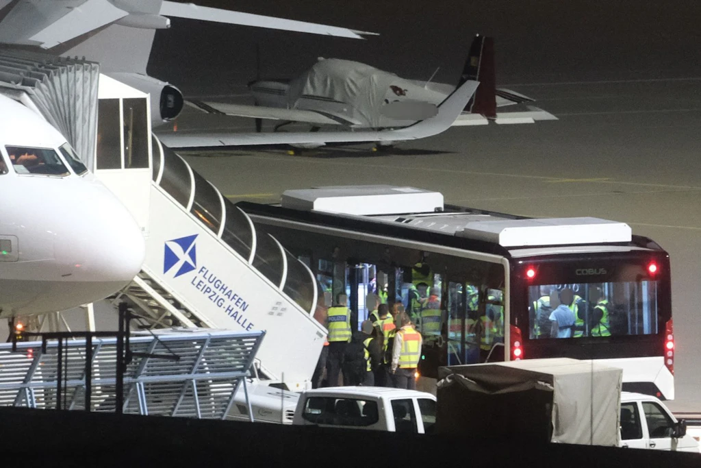 „Größtenteils Straftäter“: 23 Afghanen per Charterflug abgeschoben