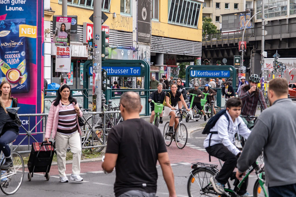 Straßenszene am Kottbusser Tor in Berlin Kreuzberg am 24. August 2026