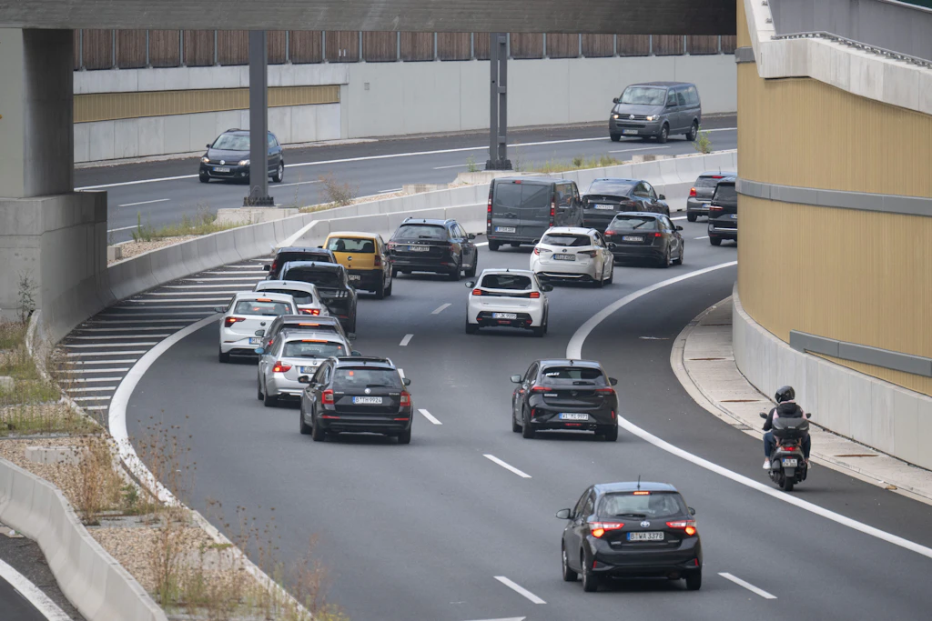 Heiß ersehnt von vielen Autonutzern: Der 16. Bauabschnitt der A100 nach Treptow wurde im August 2025 eröffnet. Die neue Autobahn entlastet einige Straßen und belastet andere.