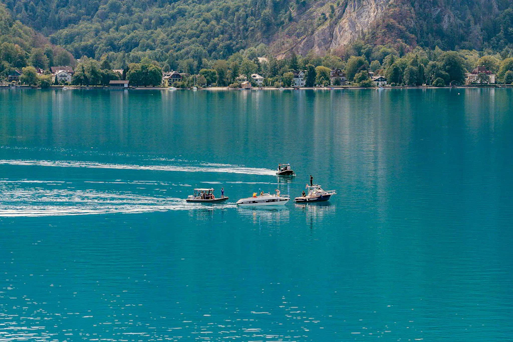 Rettungskräfte sind auf dem Attersee in Oberösterreich im Einsatz.
