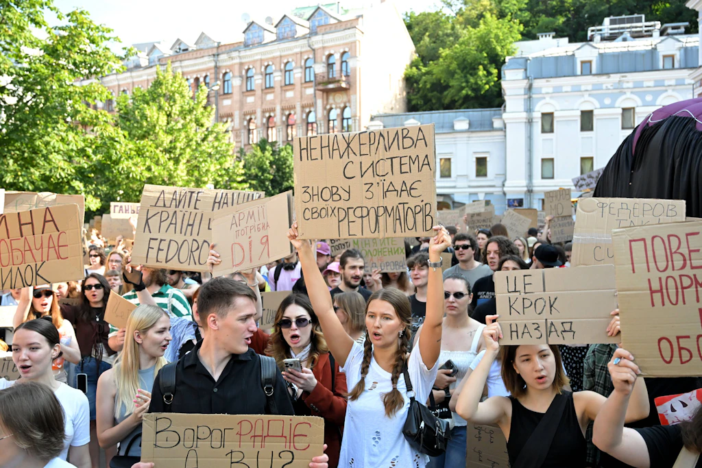 Demonstranten protestieren am 16. Juli 2026 in Kiew gegen die Entlassung des ukrainischen Verteidigungsministers Mychajlo Fedorow.