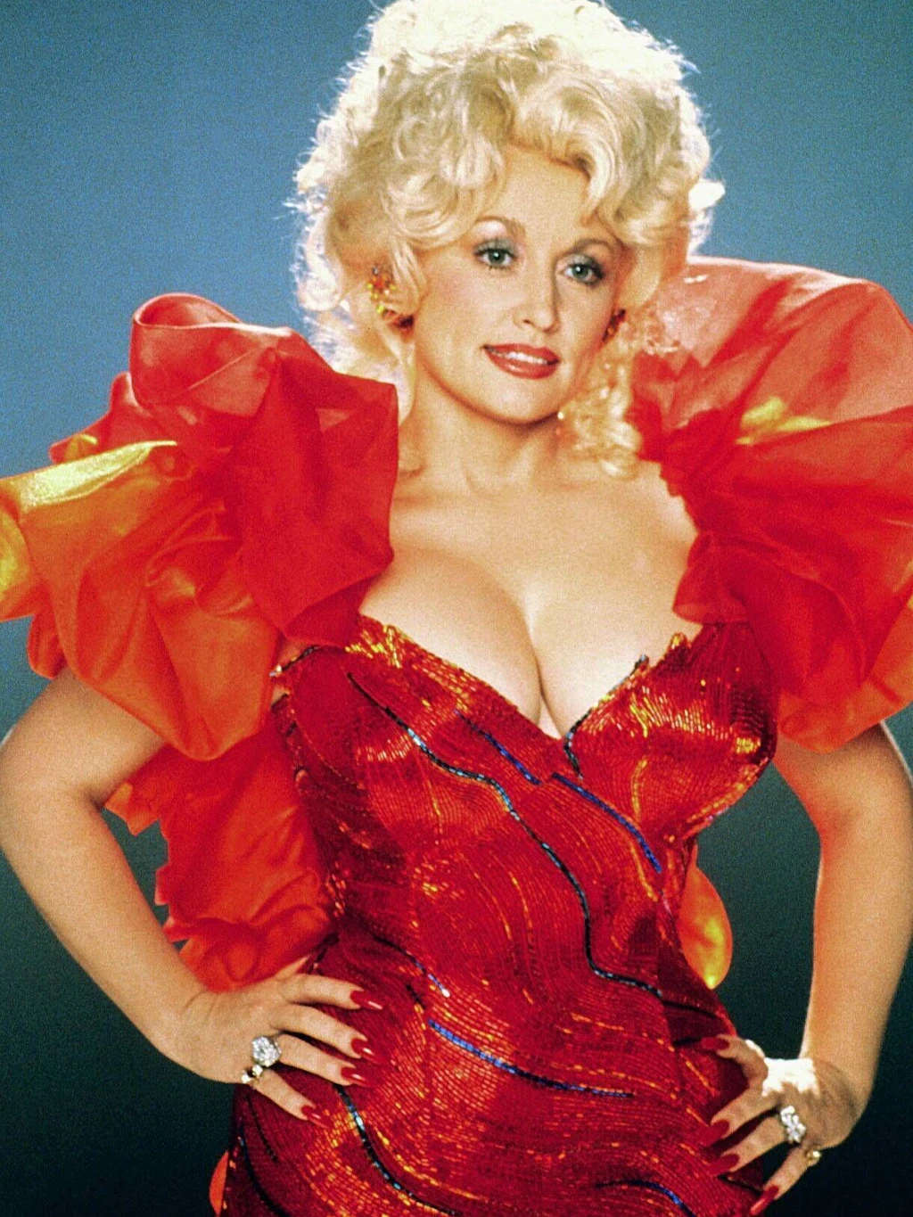 Dolly Parton war parteipolitisch bewusst zurückhaltend. Sie bekannte sich öffentlich weder eindeutig zu den Demokraten noch zu den Republikanern und wollte ihre Reichweite nicht für Wahlkampf oder Lagerdenken nutzen. Ihr eigener Witz dazu: Ihr Vater sei Republikaner, ihre Mutter Demokratin – und sie selbst eine „Hypocrite“.