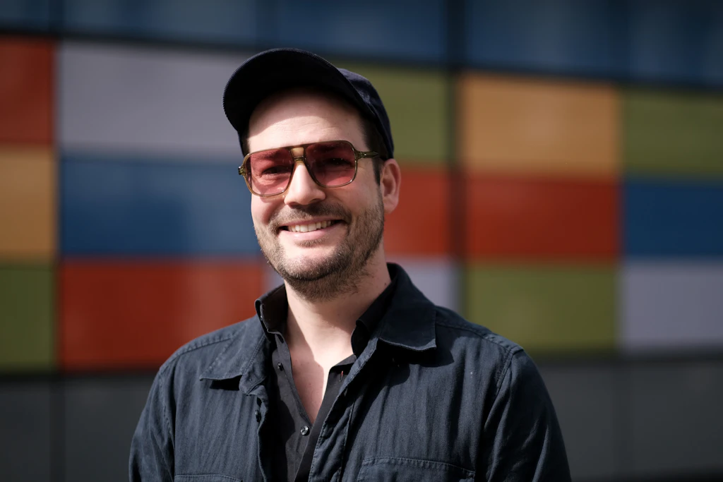 Max Czollek in Berlin. Für seinen ersten Roman „Zweifelssohn“ unternimmt er eine Deutschlandreise.