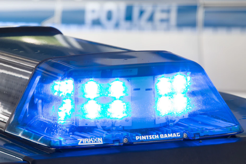 Blaulicht der Polizei: Nach dem Angriff auf einen BSW-Wahlstand am Hasselbachplatz in Magdeburg ermittelt die Polizei gegen einen 32-Jährigen. (Symbolbild)