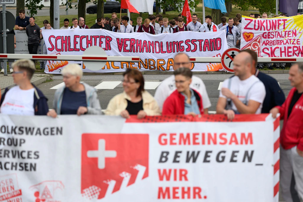 Beschäftigte von Volkswagen und seinen Zulieferern machen am Werkstor in Zwickau ihrer Sorge um die Zukunft des Standortes Luft. Es geht um 8.000 Beschäftigte bei dem Autobauer und Zehntausende Jobs in der Zulieferbranche.