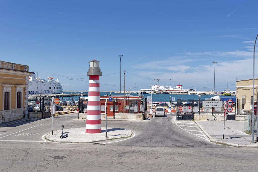 Einfahrt zum Hafen der süditalienischen Stadt Bari